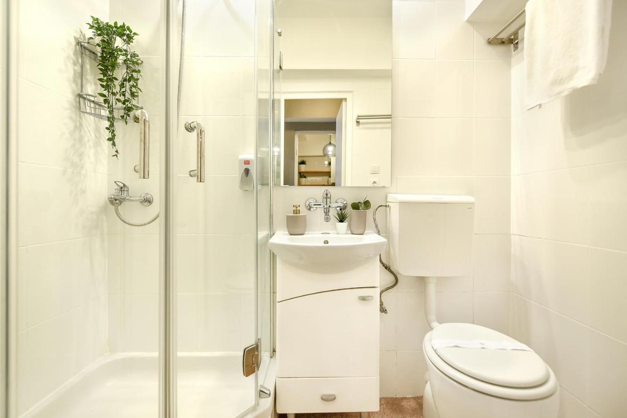 בוקרשט Chic Accommodation With Breathtaking Views Over Calea Victoriei - Your Central Heaven מראה חיצוני תמונה